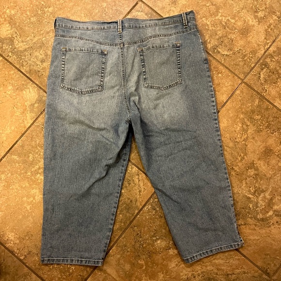 Gloria Vanderbilt Amanda All-Around Slimming Effect  Denim Capris - Picture 12 of 12